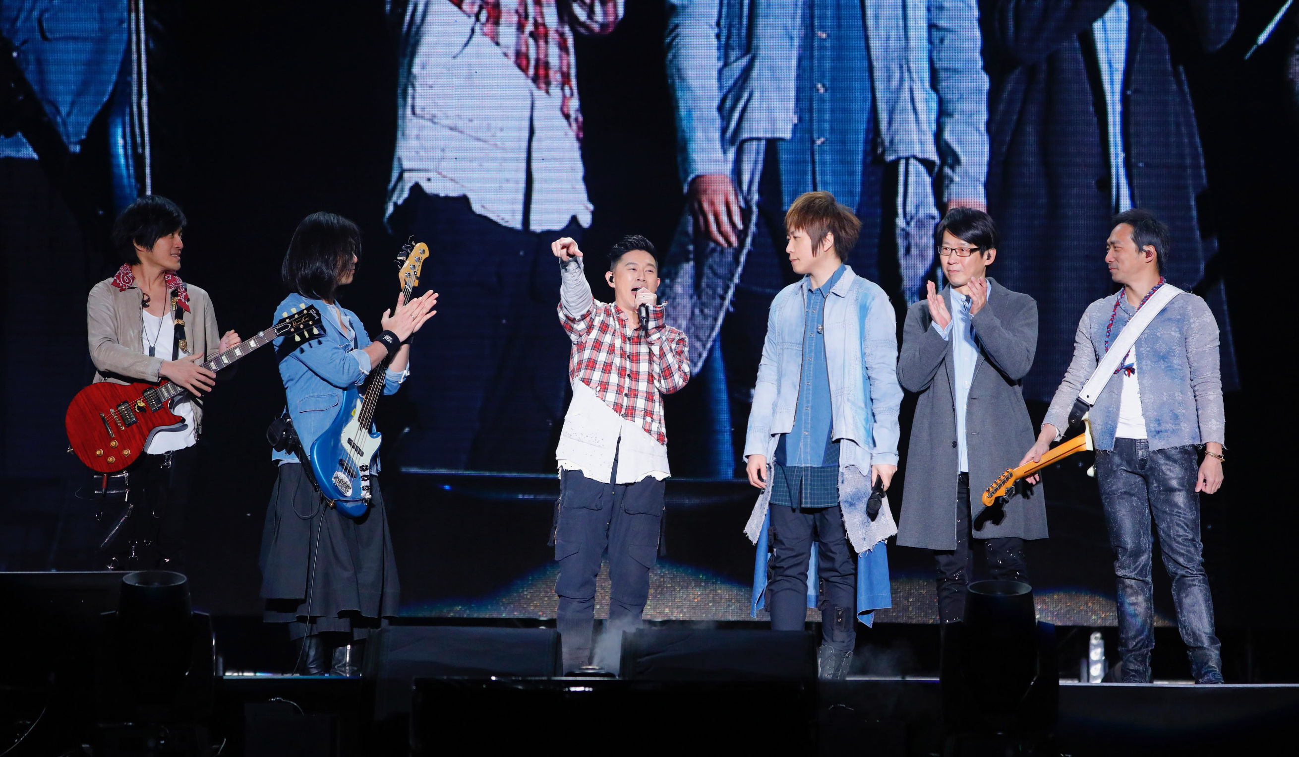 摇滚不懈！*月天五**上海一连嗨唱5天召集15万人“加班”不停歇