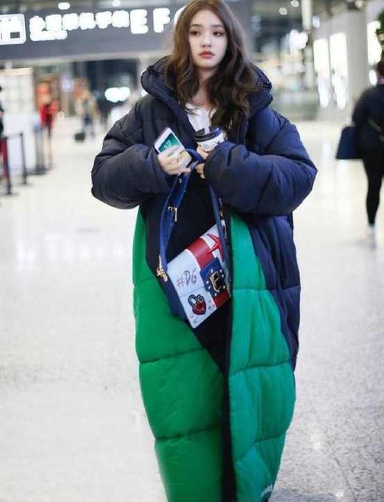 林允个性拼接穿搭 (林允穿香奈儿羽绒服亮相)