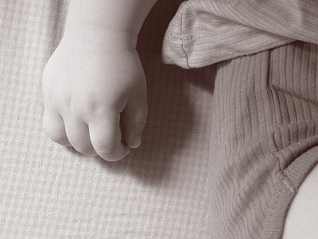 婴儿手指破了一点点皮怎么处理,宝宝手指都破了还要吸手指怎么办