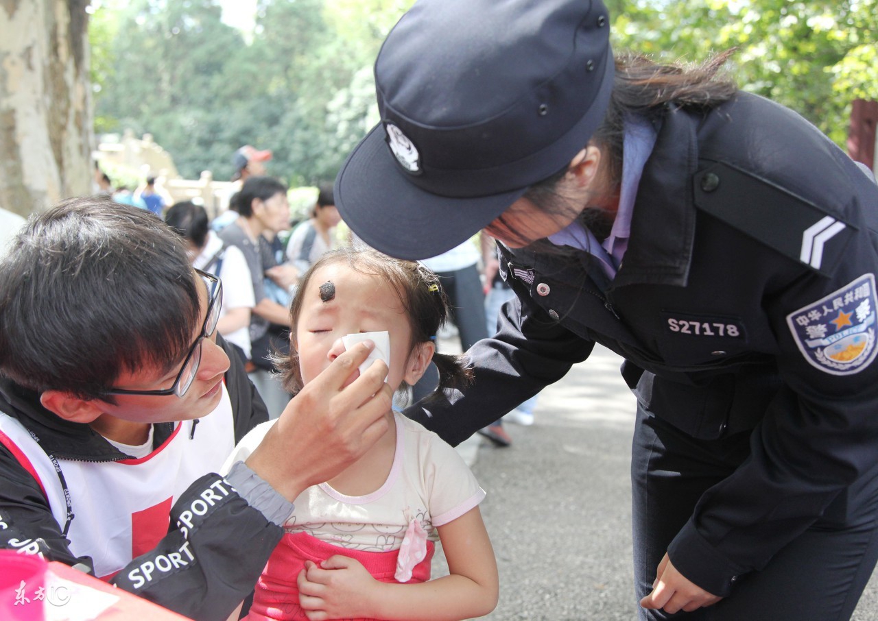 婴儿手指破了一点点皮怎么处理,宝宝手指都破了还要吸手指怎么办