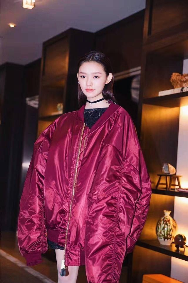 林允个性拼接穿搭 (林允穿香奈儿羽绒服亮相)