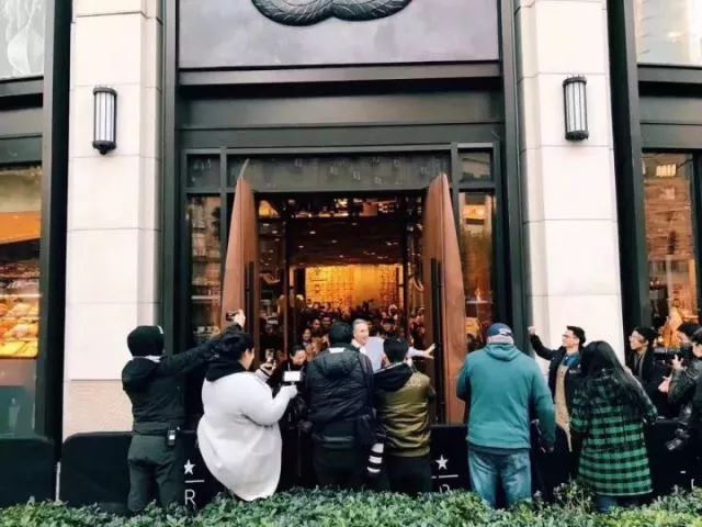 上海新网红！星爸爸全球最大烘焙工坊开业第一天，队伍长到害怕