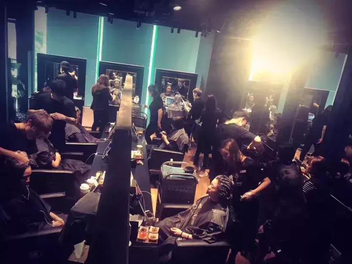 这个借李宇春、张靓颖出名的成都发型师说：美发不是暴利行业