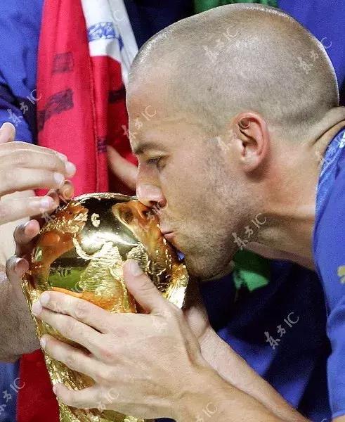 20岁一球成名的斑马王子，一生却受尽磨难