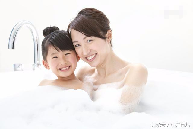 洗澡时女儿问：“你的身体怎么跟我的不一样”，宝妈怎么答