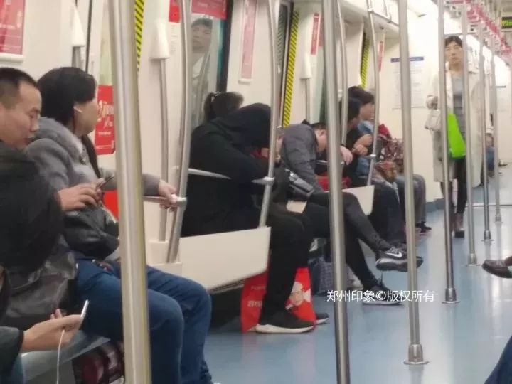 今天，我在挤爆了的郑州地铁1号线上，织了一件毛衣……