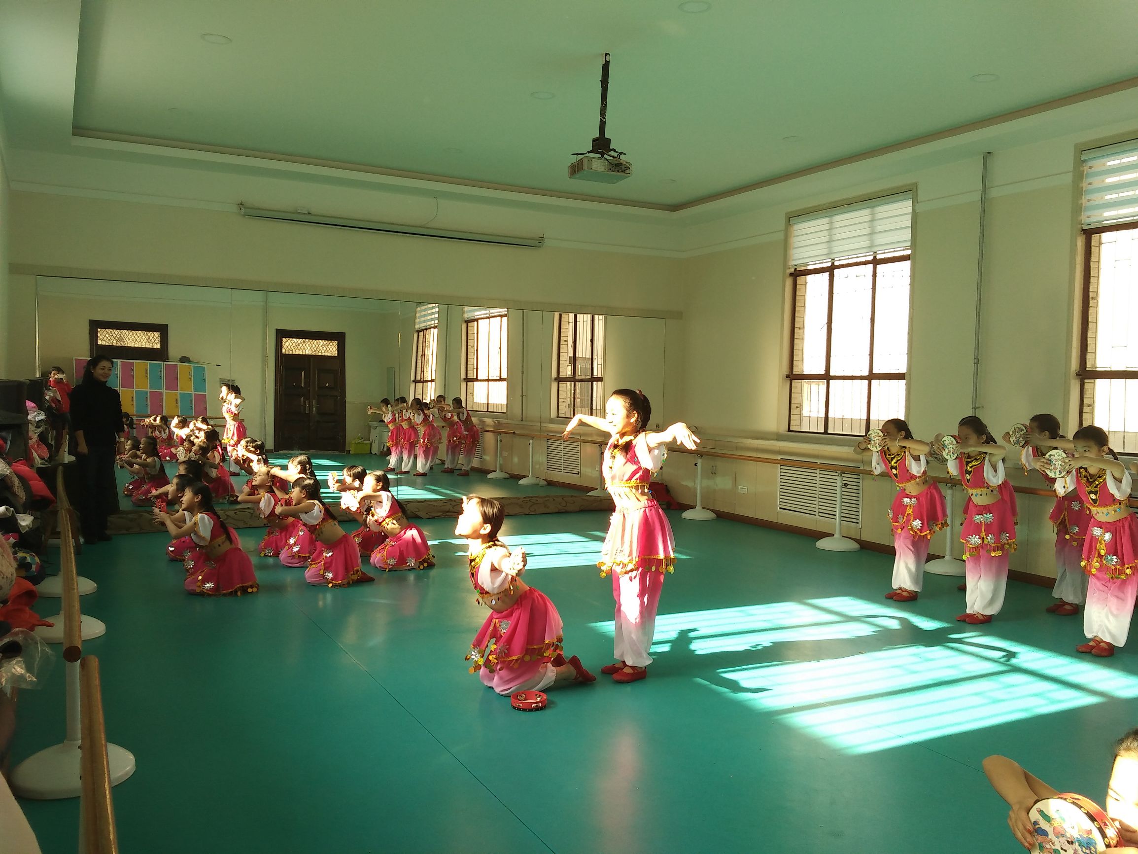 硷沟沿小学开设免费艺术课孩子们：星期四下午我们最快乐