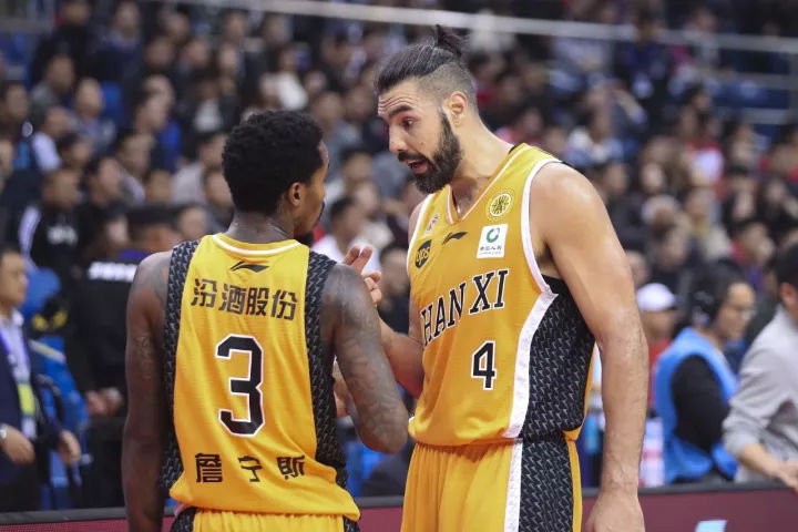 阿联钻石上演NB*级A**内线大战，姚主席支持谁？