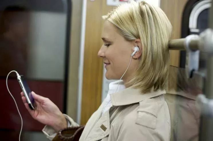 今天，我在挤爆了的郑州地铁1号线上，织了一件毛衣……