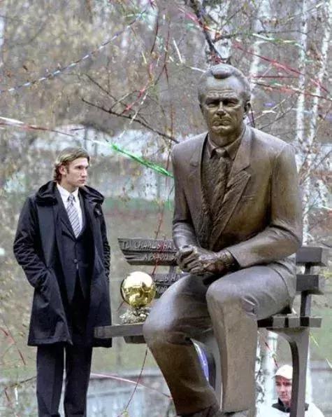 足坛师徒重逢热泪盈眶,足球球星致敬恩师