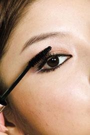 眼睛特别小怎样让眼睛变大,眼睛小的人怎么把眼睛变大