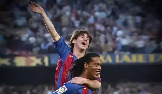 足坛师徒重逢热泪盈眶,足球球星致敬恩师