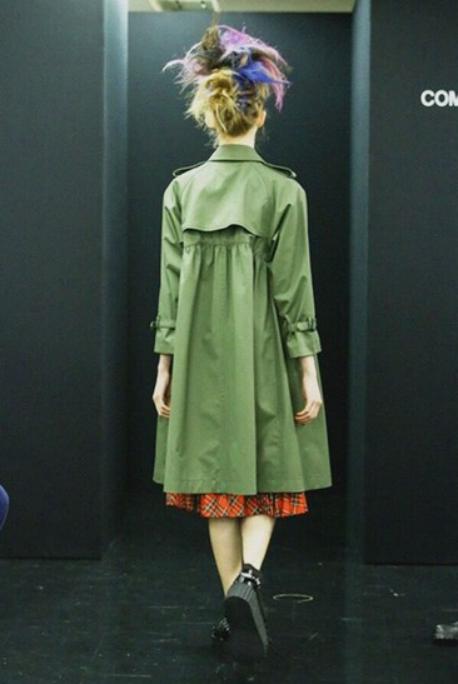 飘逸之美演绎得淋漓尽致,勾勒迷人轻奢风衣