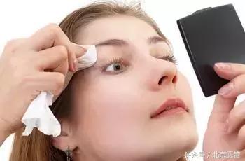 眼部化妆缓解浮肿,如何简单护理眼周细纹