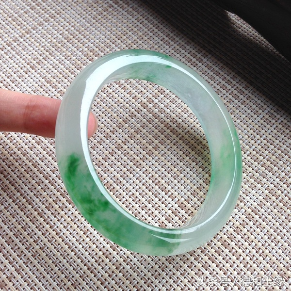 翡翠飘花手镯有几种,翡翠飘花手镯的最高境界