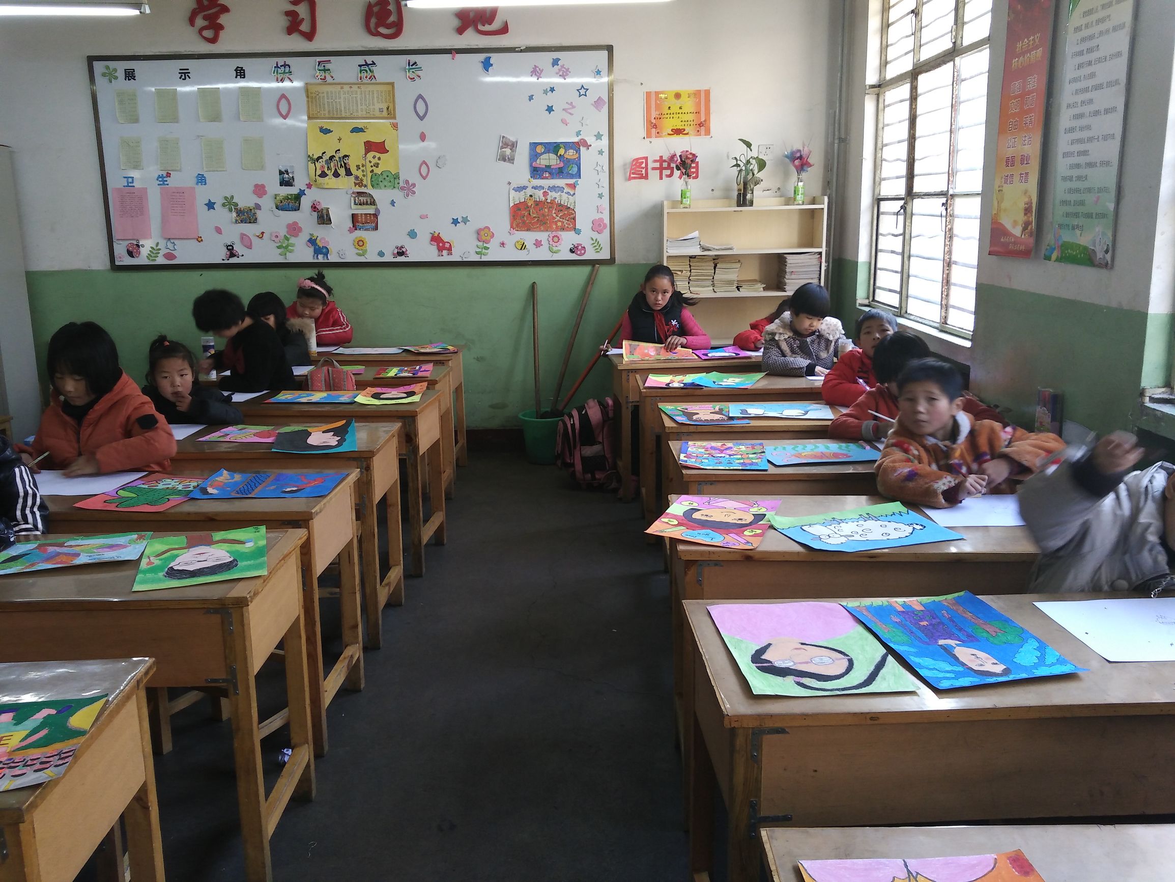 硷沟沿小学开设免费艺术课孩子们：星期四下午我们最快乐