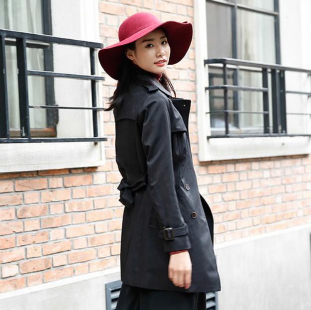 飘逸之美演绎得淋漓尽致,勾勒迷人轻奢风衣