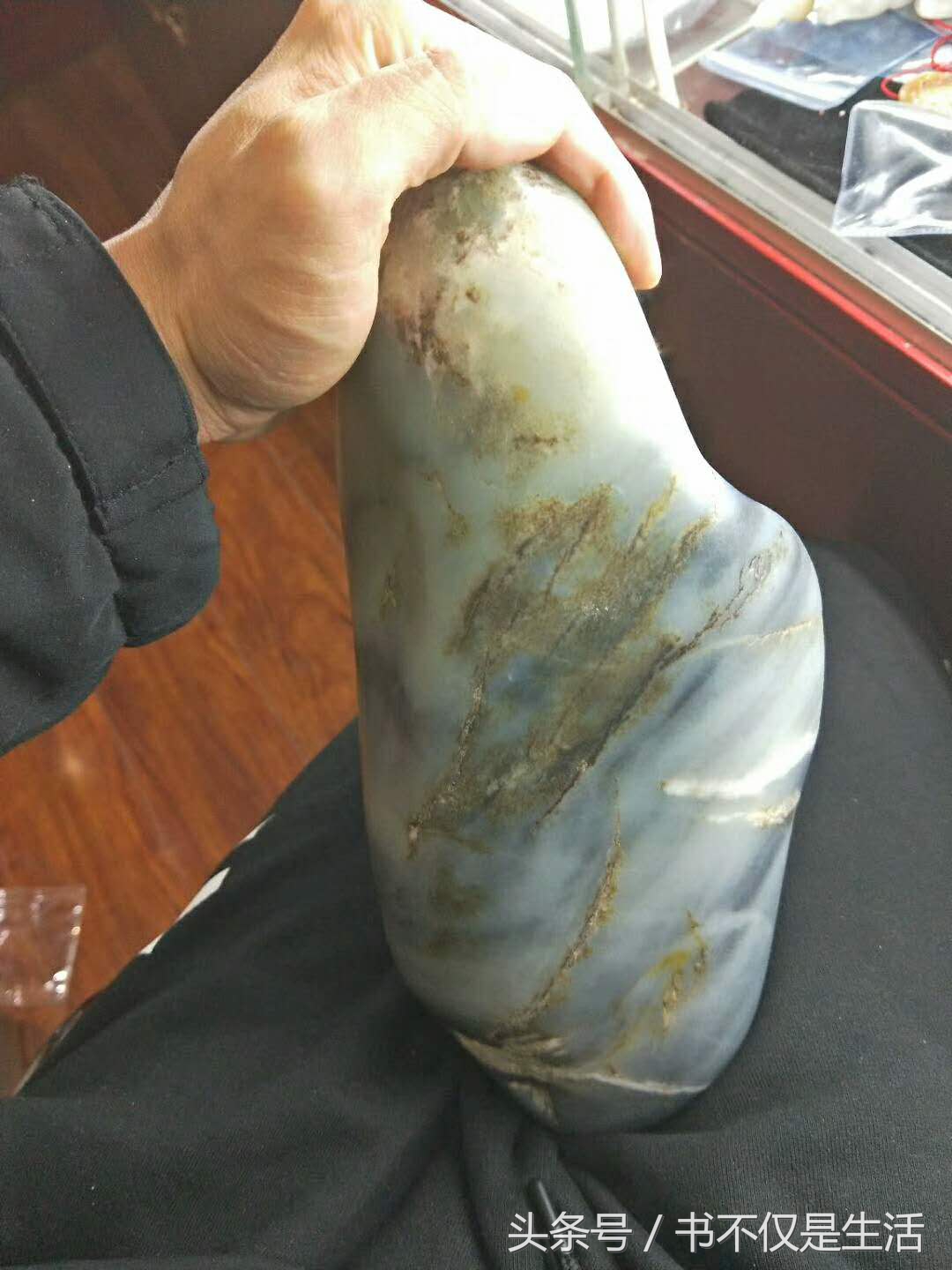 与您分享纯天然玉石原石的魅力,分享精品和田玉青花籽料把玩件