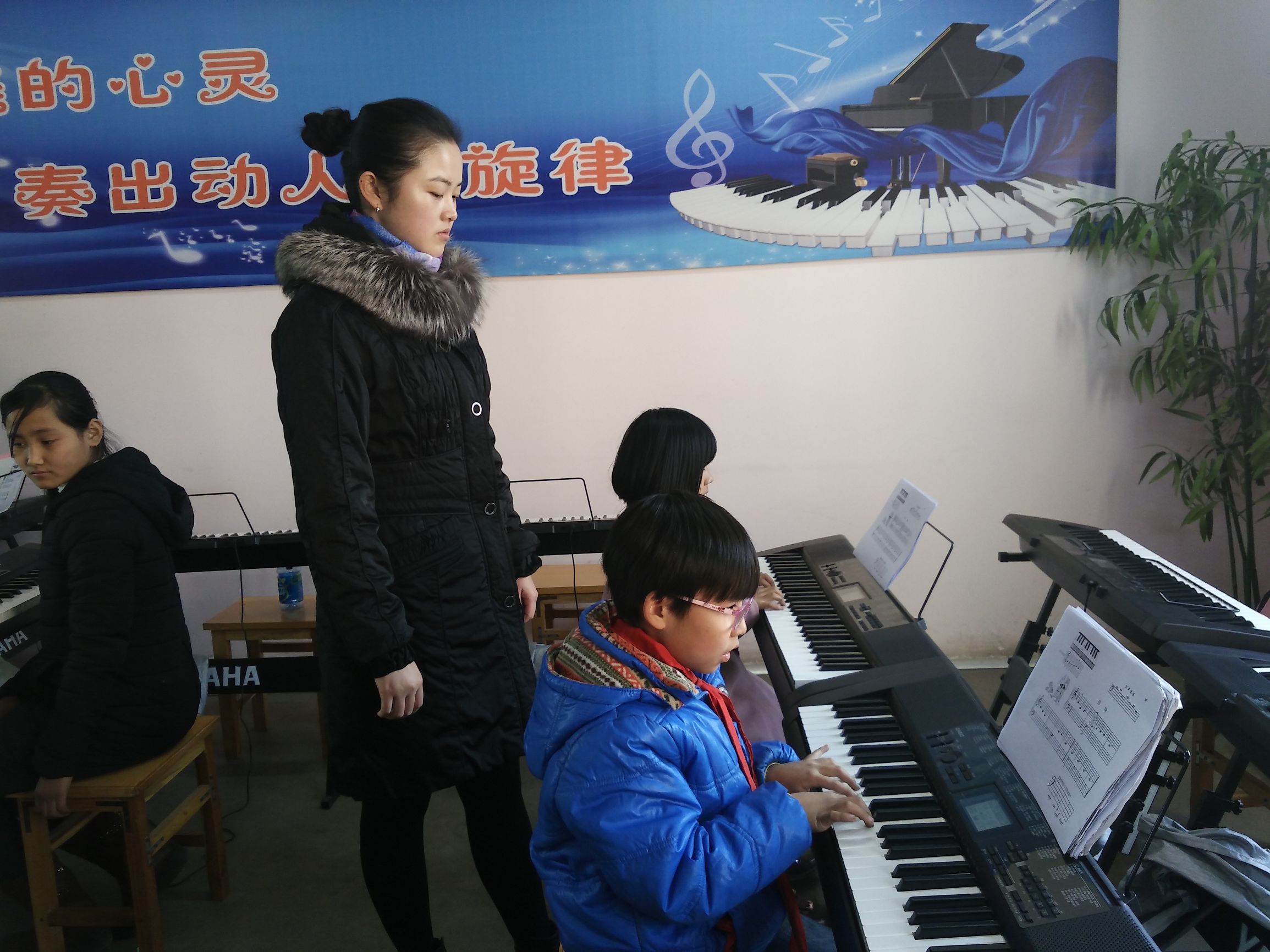 硷沟沿小学开设免费艺术课孩子们：星期四下午我们最快乐