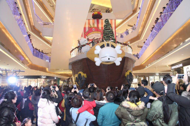 天津一姐姐带猴进宜家，人用餐具竟喂猴，素质呢！