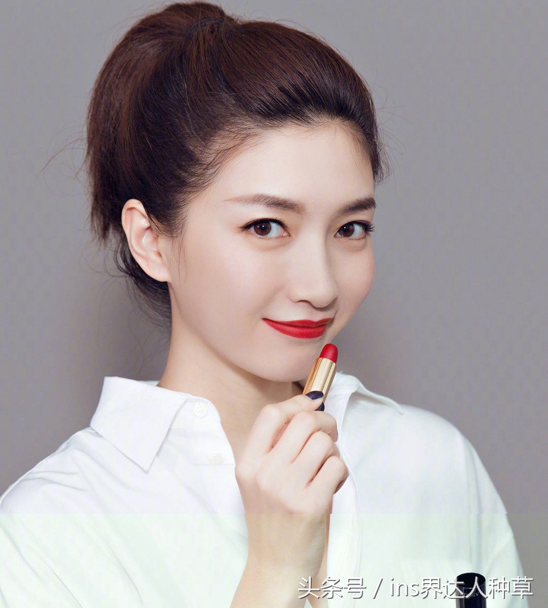 江疏影的化妆台分析，她一瓶喷雾700块，可我只买的起同款软糖