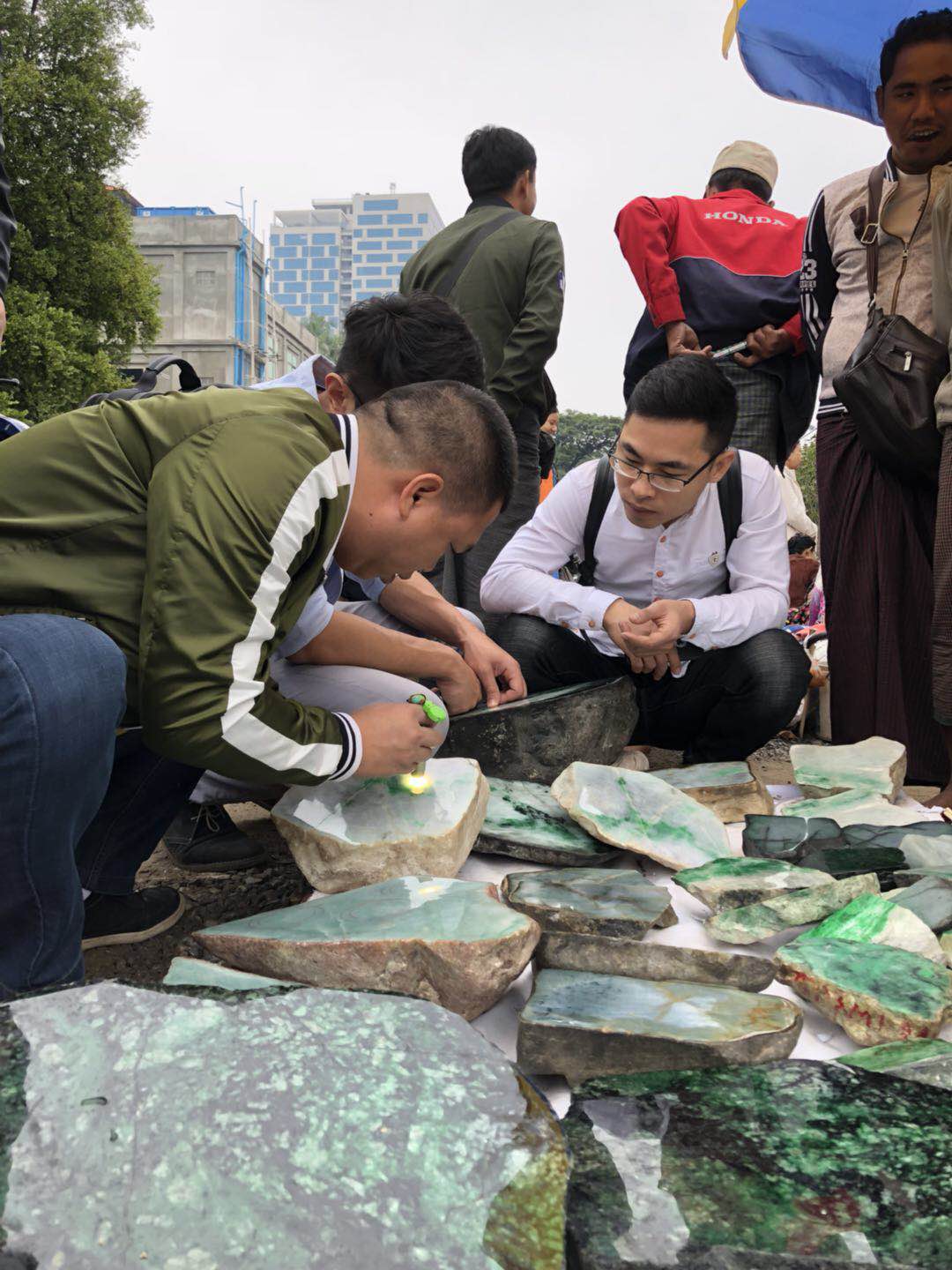 缅甸曼德勒角湾翡翠市场原石收购,缅甸角湾翡翠交易市场