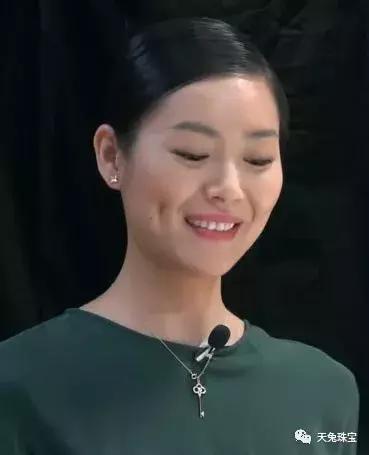 项链搭打底衫温柔冬季,项链搭配衣服的技巧平价