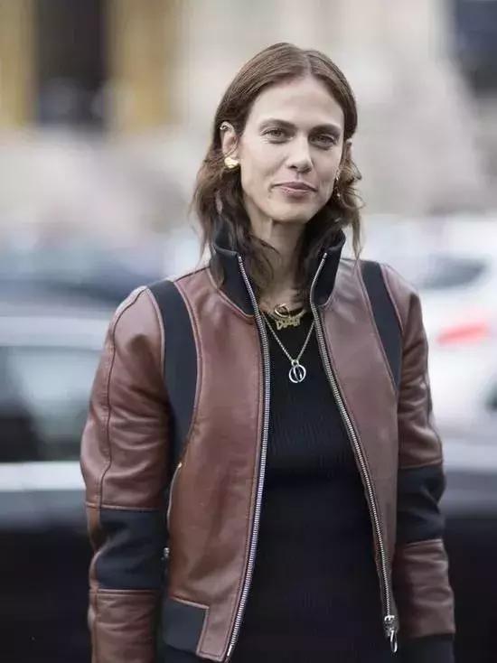 项链搭打底衫温柔冬季,项链搭配衣服的技巧平价