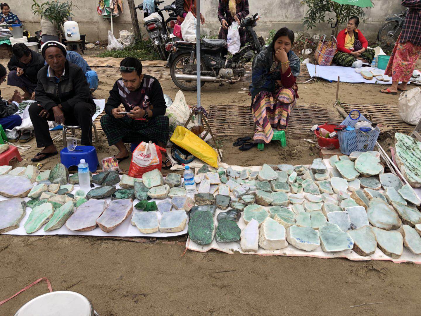 缅甸曼德勒角湾翡翠市场原石收购,缅甸角湾翡翠交易市场