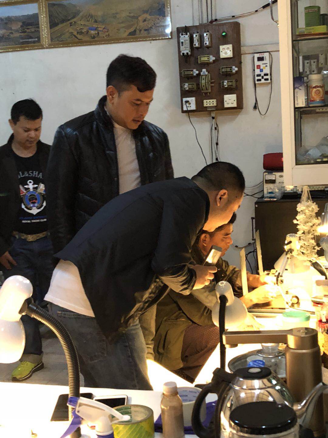 缅甸曼德勒角湾翡翠市场原石收购,缅甸角湾翡翠交易市场