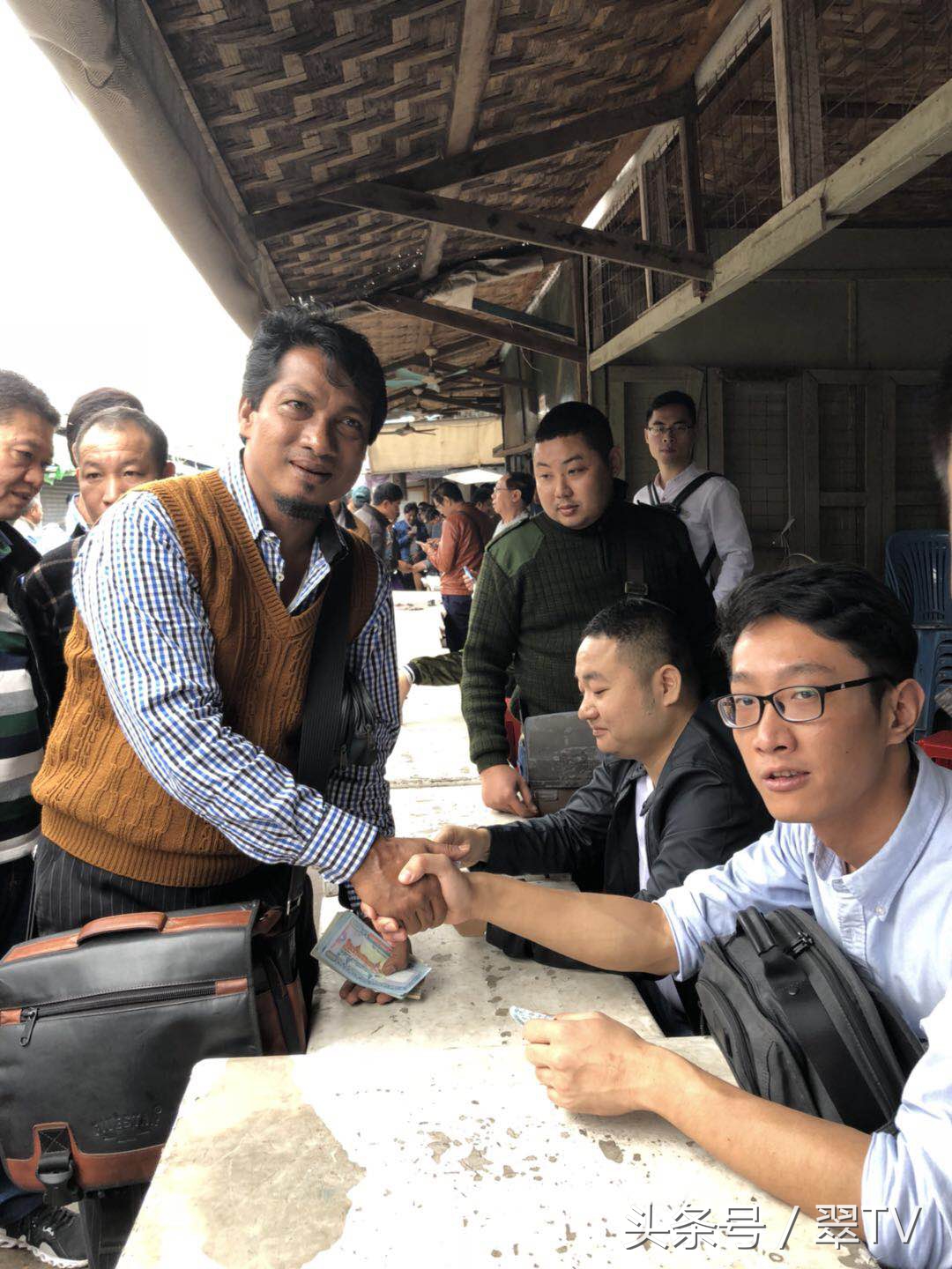 缅甸曼德勒角湾翡翠市场原石收购,缅甸角湾翡翠交易市场