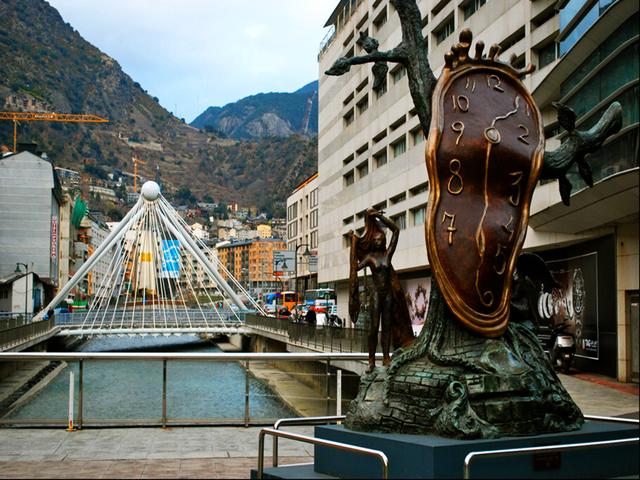 欧洲小国，将法国和西班牙印在*旗国**上，嘲笑中国足球一万光年