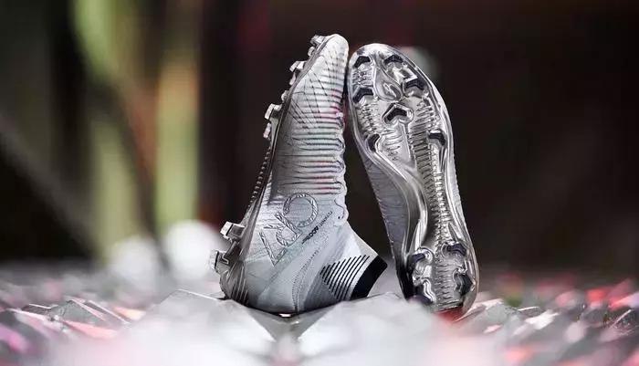 第五个！C罗金球追平梅西，耐克又为他出限量战靴了