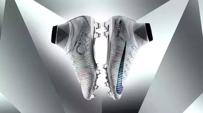 第五个！C罗金球追平梅西，耐克又为他出限量战靴了