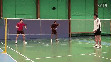 羽毛球双打女生跑位口诀,羽毛球球友单打技巧