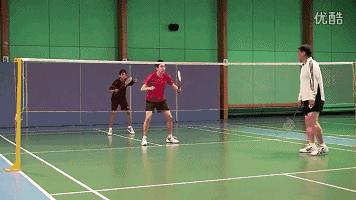 羽毛球双打女生跑位口诀,羽毛球球友单打技巧