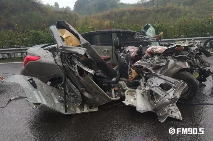 女司机开车被钢板插进驾驶室,女司机高速钻入大货车