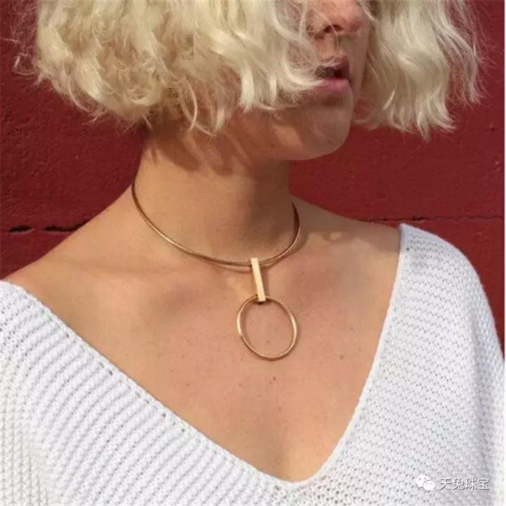 项链搭打底衫温柔冬季,项链搭配衣服的技巧平价