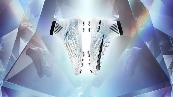 第五个！C罗金球追平梅西，耐克又为他出限量战靴了