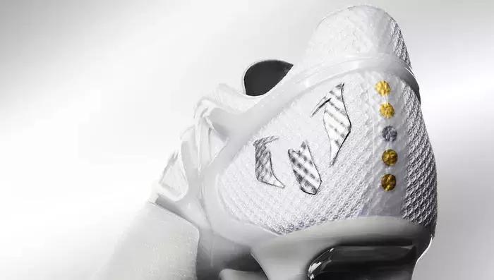 第五个！C罗金球追平梅西，耐克又为他出限量战靴了