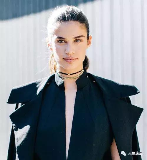 项链搭打底衫温柔冬季,项链搭配衣服的技巧平价
