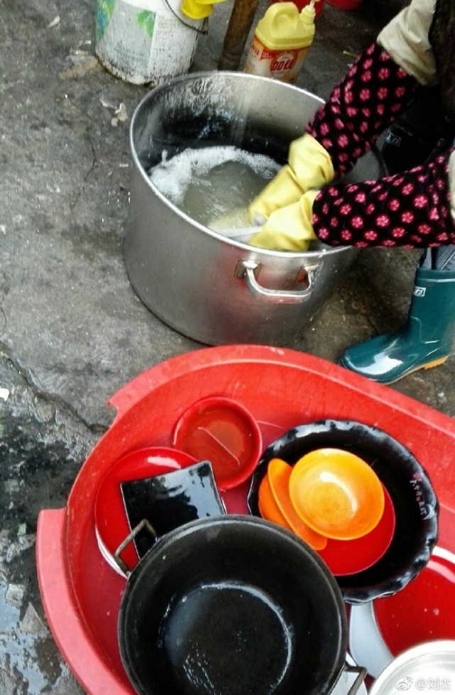 杨幂演的戴斗笠的村姑形象,杨幂直播怼主持人按剧本