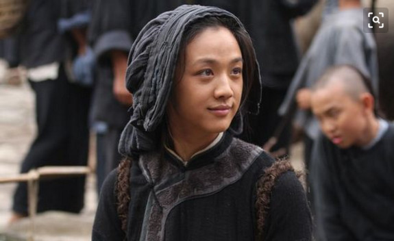 杨幂演的戴斗笠的村姑形象,杨幂直播怼主持人按剧本