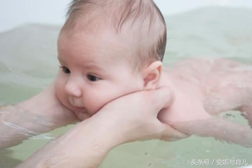 都说宝宝游泳好处多多，但是上网一查我却有点犹豫了……