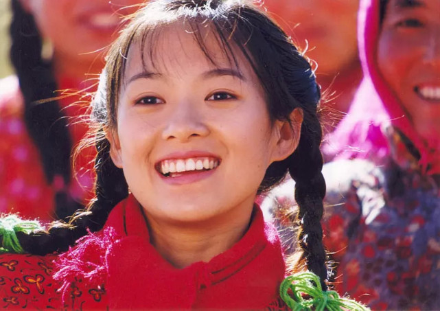 杨幂演的戴斗笠的村姑形象,杨幂直播怼主持人按剧本