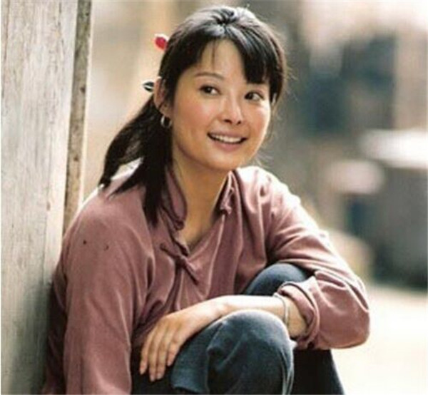 杨幂演的戴斗笠的村姑形象,杨幂直播怼主持人按剧本