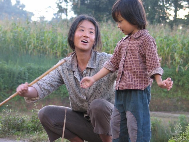 杨幂演的戴斗笠的村姑形象,杨幂直播怼主持人按剧本