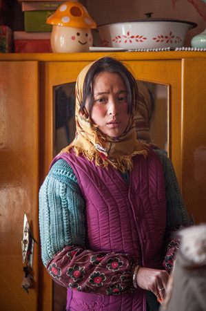 杨幂演的戴斗笠的村姑形象,杨幂直播怼主持人按剧本