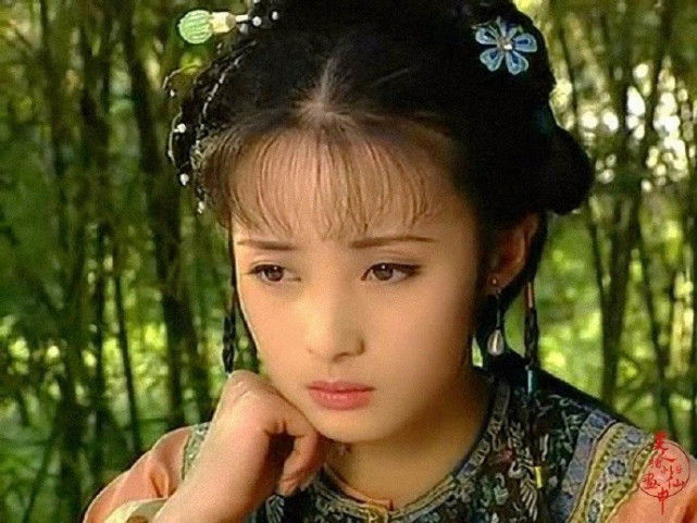 杨幂演的戴斗笠的村姑形象,杨幂直播怼主持人按剧本