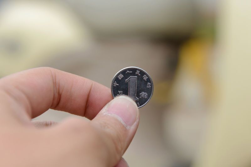 谨慎！电动车充电插头误插入金属物质会导致烧伤